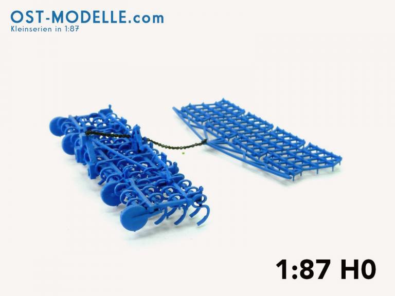 Fortschritt Feingrubber B231 + Ackeregge schwer B324 Arbeitsstellung blau